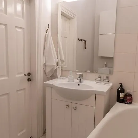 Appartement Elegant In Historical Centre & Free Locked Parking *