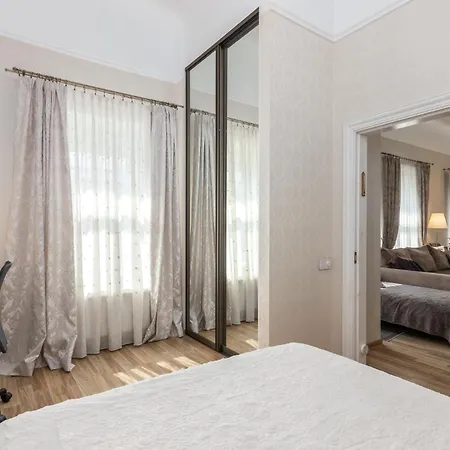 Elegant In Historical Centre & Free Locked Parking Appartement *